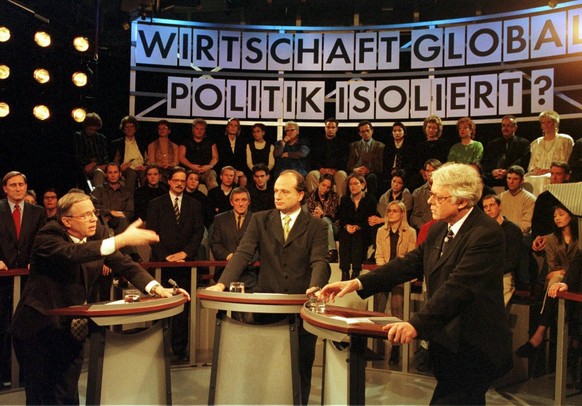 SVP Nationalrat Christoph Blocher (links) und sein aergster Widersacher SP Nationalrat Peter Bodenmann (rechts) streiten sich am Freitag 4. Dezember 1998 in der Sendung Arena von SF 1 unter der Leitun ...