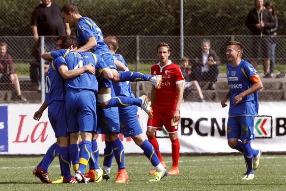 Die Spieler La Chaux-de-Fonds feiern nach der 1:0-Führung.