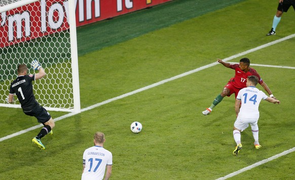 epa05365229 Goalkeeper Hannes Halldorsson (L) of Iceland saves a header from Nani (2-R) of Portugal during the UEFA EURO 2016 group F preliminary round match between Portugal and Iceland at Stade Geof ...