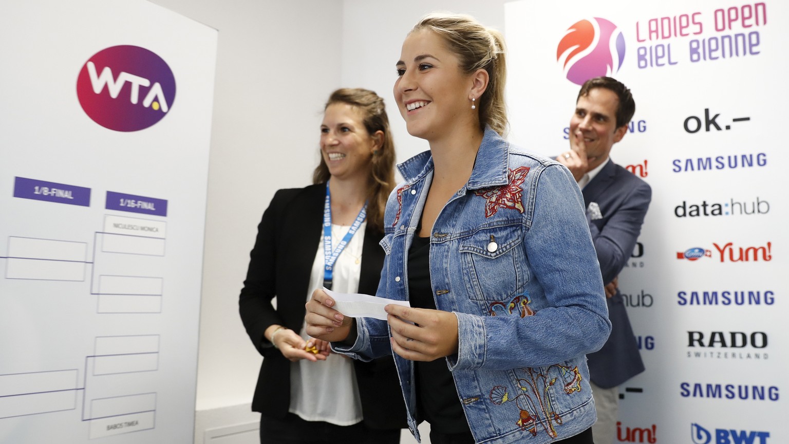 Swiss tennis player Belinda Bencic puts her name on the board during the official draw, at the WTA Ladies Open tennis tournament in Biel, Switzerland, saturday, April 8, 2016. (KEYSTONE/Peter Klaunzer ...