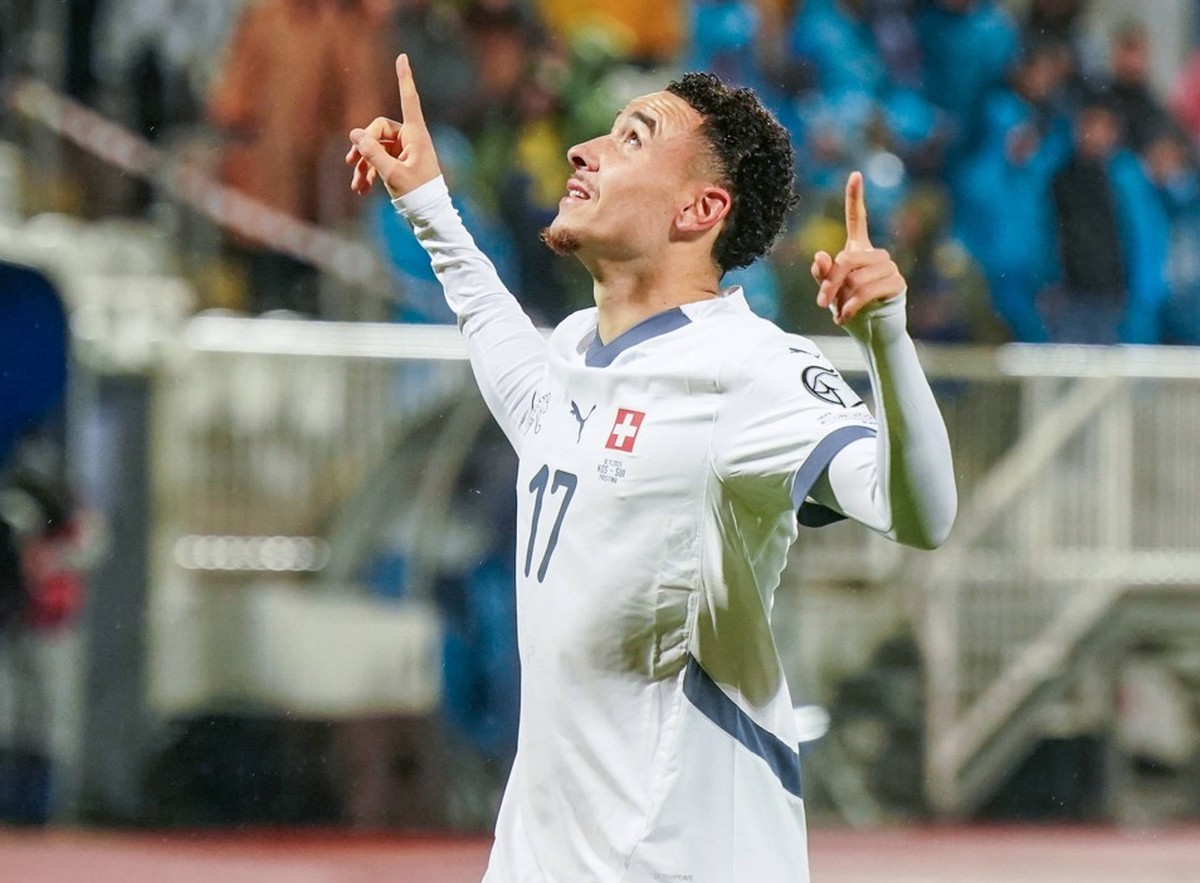 Fussball WM-Qualifikation 2025/26, 10. Spieltag - Kosovo vs Schweiz - Fadil-Vokrri-Stadion Pristina: Tor und Torjubel zum 0:1 durch Ruben Vargas Schweiz, 17 Freude, Emotionen, Jubel Pristina Kosovo ** ...
