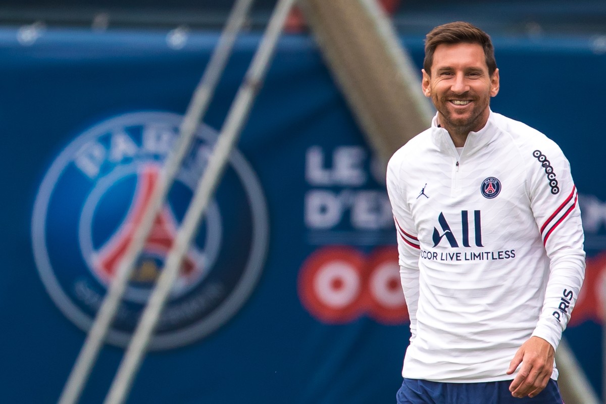 epa09420190 Paris Saint Germain's Lionel Messi attends a training session at the Camp des Loges sports complex near Paris, France, 19 August 2021. EPA/CHRISTOPHE PETIT TESSON