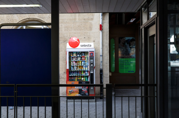 Grossmehrheitlich an SBB-Bahnhöfen und an Bus- und Tramhaltestellen im Einsatz: Die Selecta-Snackautomaten.