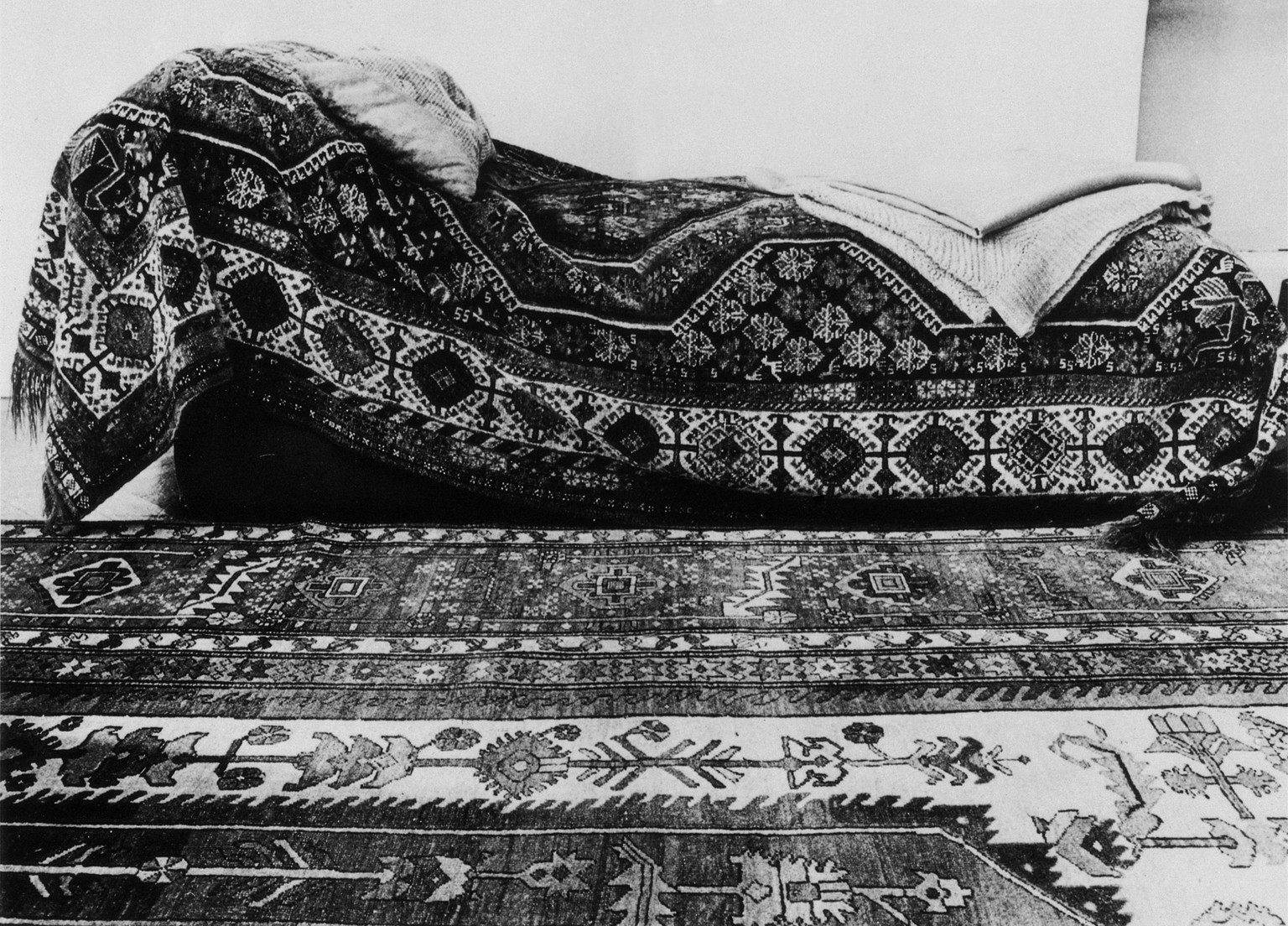 The couch on which the founder of psychoanalysis Sigmund Freud had his patients lay down during the analysis sessions. Vienna, 1930s (Photo by Mondadori via Getty Images)