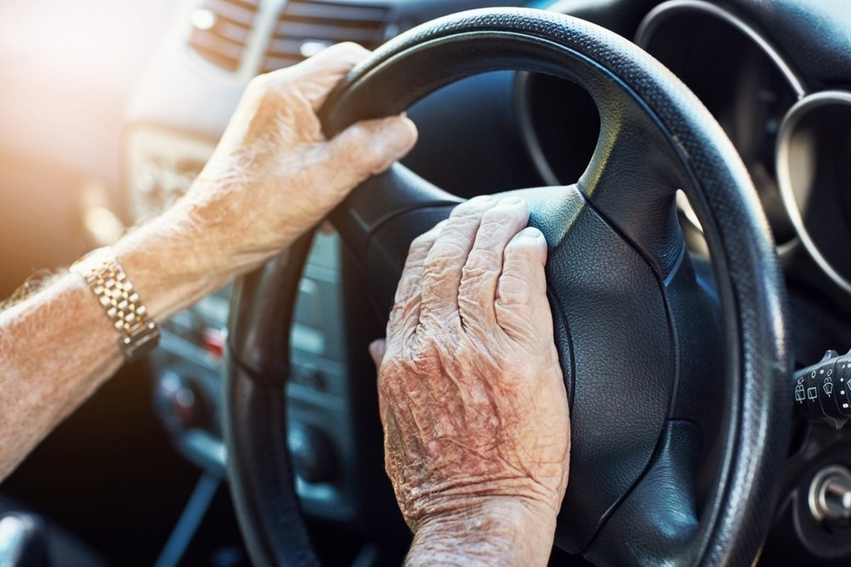senior voiture volant
