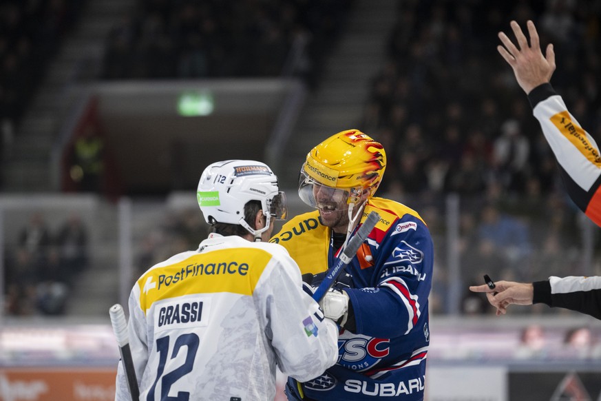PostFinance Top Scorer Derek Grant (ZSC) (rechts) kaempft um den Puck mit Daniele Grassi (HCAP) im Spiel der Eishockey National League zwischen ZSC Lions, ZSC, und HC Ambri-Piotta, HCAP, vom Freitag,  ...