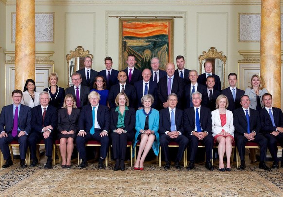 Das Tory-Gruppenfoto ging 2017 viral, stammt aber von 2016 und das Bild im Hintergrund ist natürlich ein <a href="https://gizmodo.com/that-viral-photo-of-theresa-may-with-the-scream-is-tota-1797386628" target="_blank">Fake</a>.