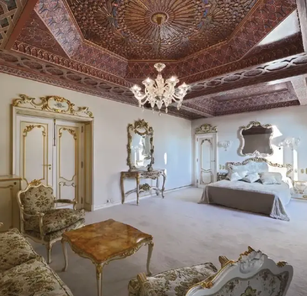 Le palais a été revendu en 2008 par le fils aîné et héritier d'Hassan II, Mohammed VI.