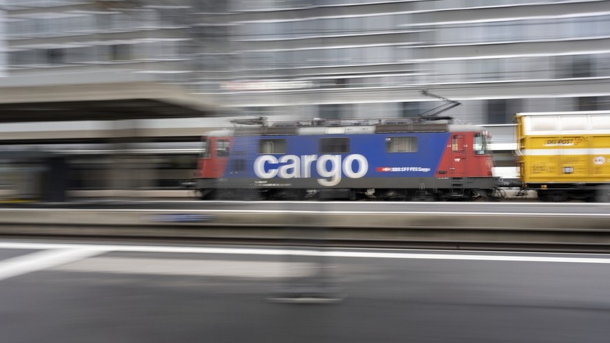 Eine SBB Cargo-Lokomotive und ein Waggon der Schweizer Post, fotografiert im Bahnhof Zuerich Altstetten am 27. Dezember 2021. (KEYSTONE/Gaetan Bally)..........