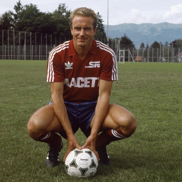 Karl-Heinz &quot;Kalle&quot; Rummenigge, Servette FC, aufgenommen am 24. September 1987 nach seiner Ankunft in Genf. (KEYSTONE/Angelo Guarino)