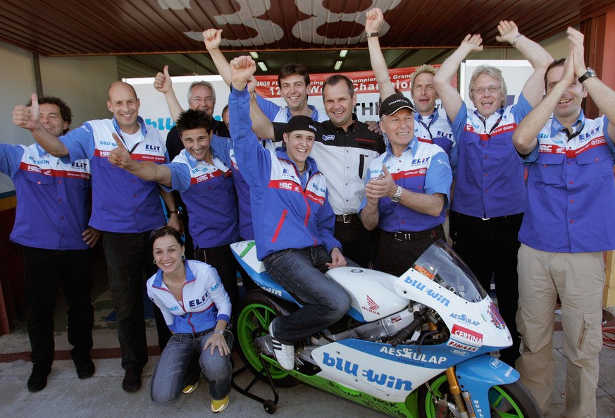 ARCHIV - ZUR RUECKTRITTSANKUENDIGUNG VON TOM LUETHI STELLEN WIR IHNEN FOLGENDES BILDMATERIAL ZUR VERFUEGUNG - Newly crowned 125cc World Champion, Swiss motorcycle pilot Thomas Luethi from Czech Elit t ...