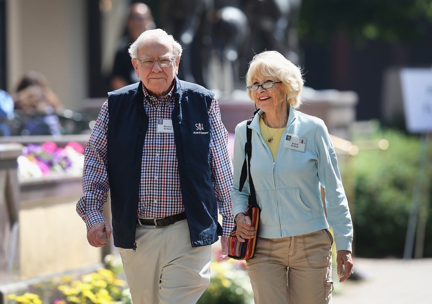 Warren Buffett mit Ehefrau Astrid: Ihre drei Kinder sollen nur wenig erben.