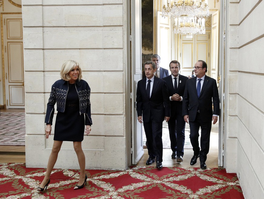 epa06206909 French President Emmanuel Macron (2-R) and his wife Brigitte Macron (L) arrive with former French Presidents Francois Hollande (R) and Nicolas Sarkozy (2-L) during a ceremony at the Elysee ...