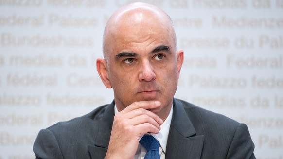 Bundesrat Alain Berset spricht an einer Medienkonferenz ueber Covid 19 Massnahmen, am Mittwoch, 19. Januar 2021, in Bern. (KEYSTONE/Peter Schneider)