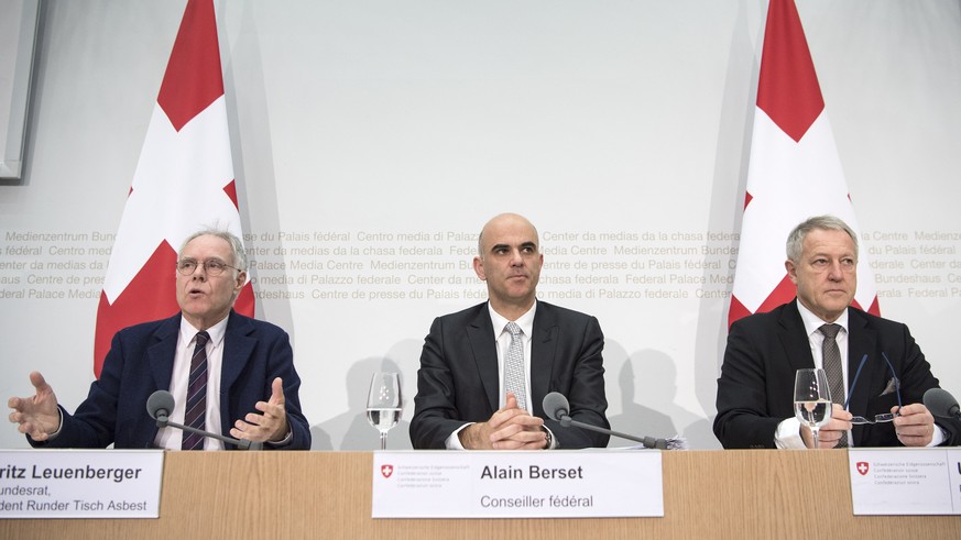 Moritz Leuenberger, Alt Bundesrat und Praesident Runder Tisch Asbest, Bundesrat Alain Berset und Urs Berger, Praesident der kuenftigen Stiftung fuer Asbestgeschaedigte, von links, praesentieren Ergebn ...