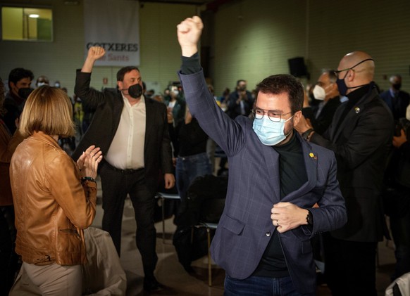 epa09007559 Leader of ERC left wing pro-independence Catalan party Oriol Junqueras (2-L), who was granted temporary leave from prison, and ERC&#039;s presidential candidate Pere Aragones (C) attend an ...