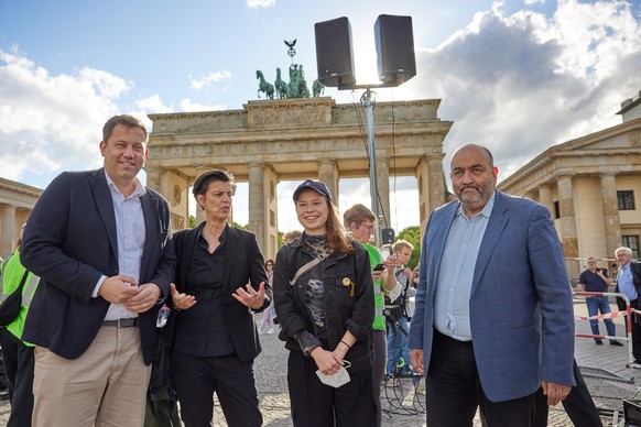 05.05.2024, Sachsen, Dresden: Lars Klingbeil (l-r, SPD), Generalsekret�r, die Autorin Carolin Emcke, Luisa Neubauer, Klimaschutz-Aktivistin, und Omid Nouripour (B�ndnis90/Die Gr�nen), Bundesvorsitzend ...