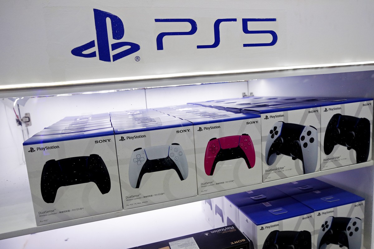 epa12459899 A DualSense controllers, part of a Sony PlayStation 5 video game console, are displayed for sale at the Gamescom Asia X Thailand Game Show 2025 in Bangkok, Thailand, 17 October 2025. The G ...