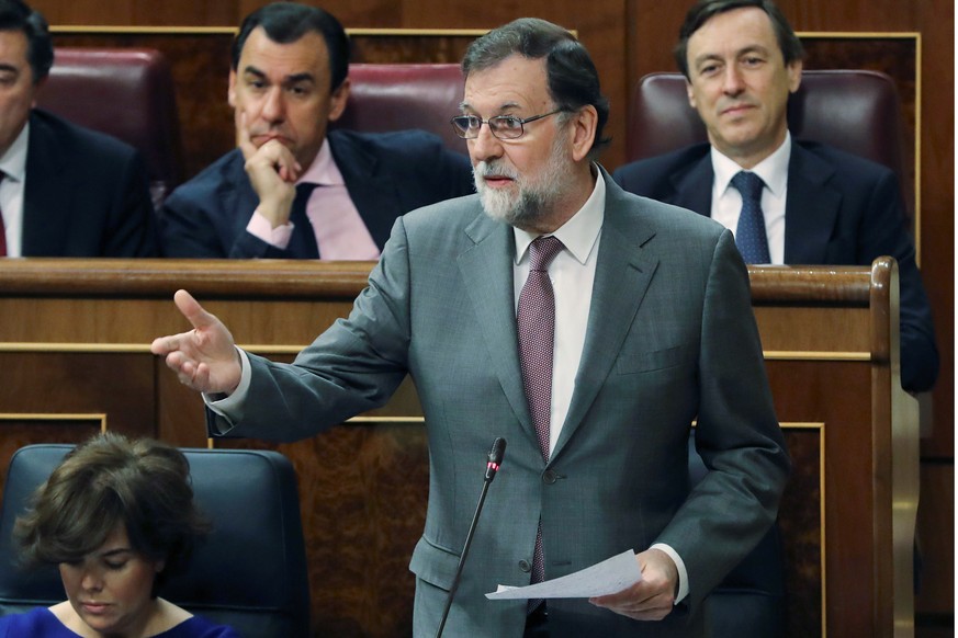 epa06772285 Spanish Prime Minister, Mariano Rajoy (C), delivers a speech during the weekly Spanish Government&#039;s question time session at Lower Chamber of Parliament, in Madrid, Spain, 30 May 2018 ...