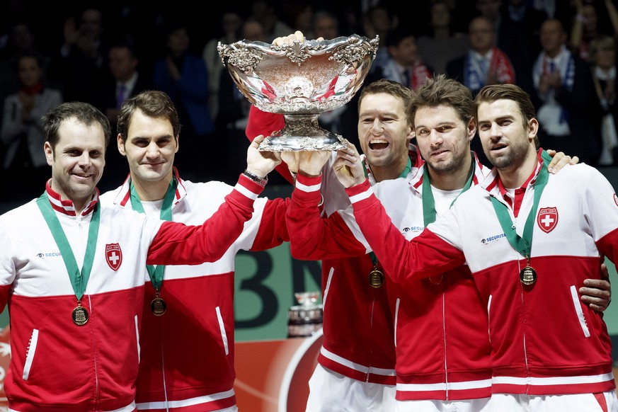 Swiss Davis Cup team members, from left to right, Swiss Davis Cup Team captain Severin Luethi, Roger Federer, Marco Chiudinelli, Stanislas Wawrinka and Michael Lammer pose while holding the Davis Cup  ...