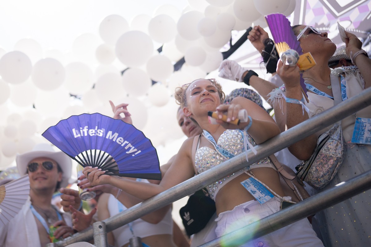 epa12290908 People attend the 32th Street Parade in Zurich, Switzerland, 09 August 2025. The annual dance music event Street Parade runs this year under the slogan "Live Love, Love Life". EP ...