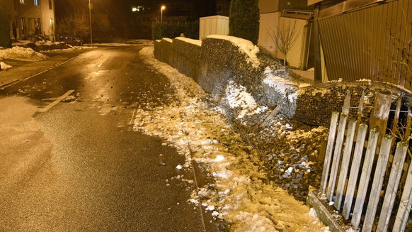 Angetrunken gegen Steinkorbmauer geprallt - niemand Person verletzt