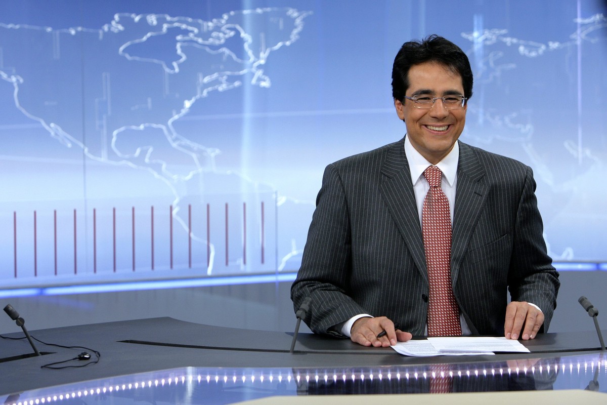 ARCHIV --- Le presentateur de la Television Suisse Romande, TSR, Darius Rochebin pose pour le photographe dans les nouveaux decors de l'emmission "Le Journal" apres la presentation a la ...