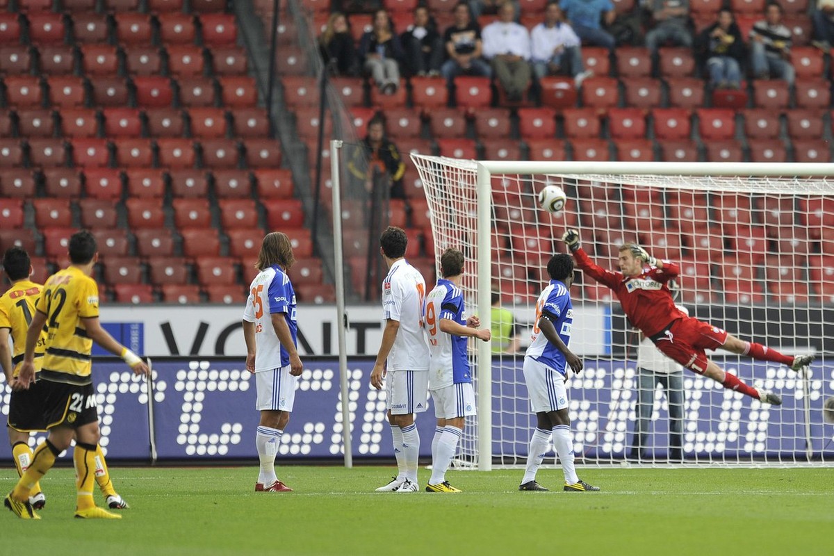 Young Boys' Moreno Costanzo, left, scores against Grasshopper's Swen Koenig, right, during the Super League soccer match between Zuerich's Grasshopper Club and Bern's Sport Club Yo ...