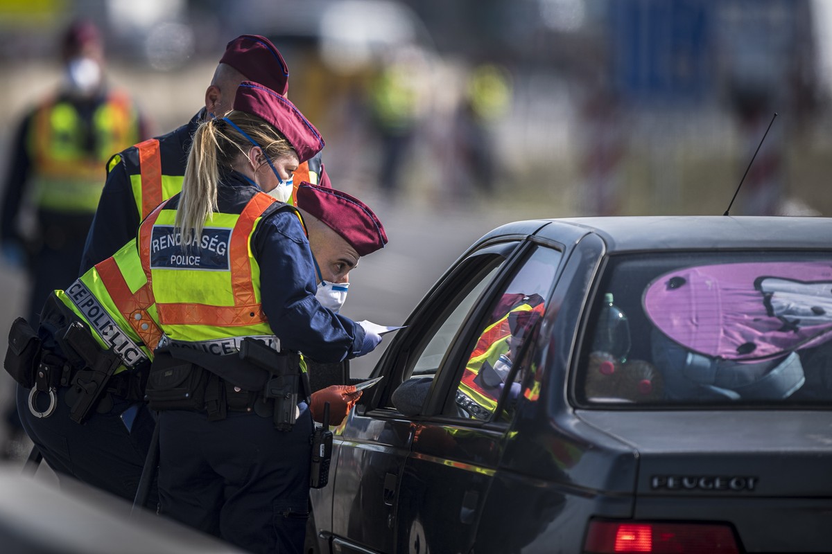 epa08303649 Hungarian police officers check vehicles at the Austrian-Hungarian border near Nickelsdorf, Austria, 18 March 2020. Hungarian authorities opened the border to Austria for Hungarian, Serbia ...