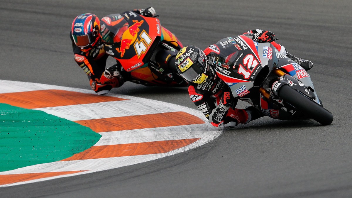 epa08003445 Swiss Moto2 rider Thomas Luthi (R), of Dynavolt Intact GP team, and South African Brad Binder, of Red Bull KTM Ajo team, take a bend during Comunitat Valenciana GP race, the season's  ...
