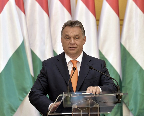 Ungarns Regierungschef Viktor Orban: Es ist nicht das erste Mal das der umstrittene Politiker von seinen europäischen Kollegen kritisiert wird. Für dicke Luft sorgte er, als er mit der Wiedereinführun ...