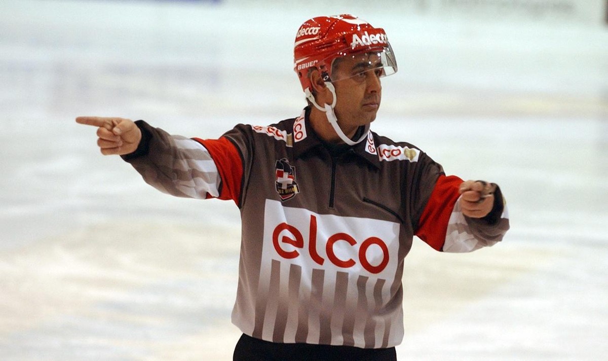 Head Schiedsrichter Reto Bertolotti beim Eishockey Nationalliga A Play- off- Halbfinal Meisterschaftspiel der Saison 2004/05 am Dienstag, 15. Maerz 2005 des EV Zug gegen die ZSC Lions in der Hertihall ...