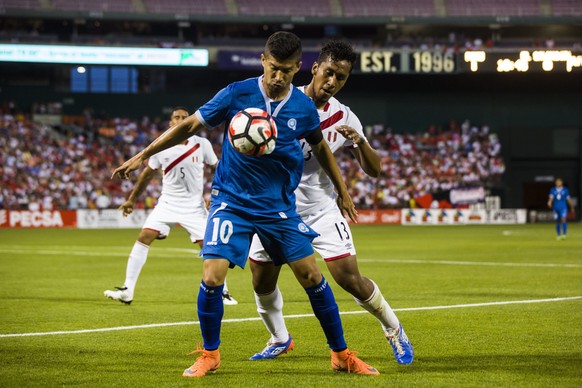 epa05335091 El Salvador&#039;s Nelson Bonilla (L) drives against Peruvian defender Renato Tapia (R) during the first half of an international friendly match between Peru and El Salvador at RFK Stadium ...