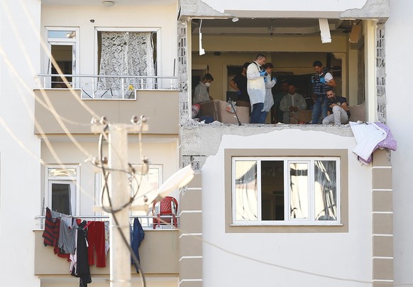 Police forensic experts examine an apartment after a blast in the southeastern city of Gaziantep, Turkey, October 16, 2016. REUTERS/Umit Bektas