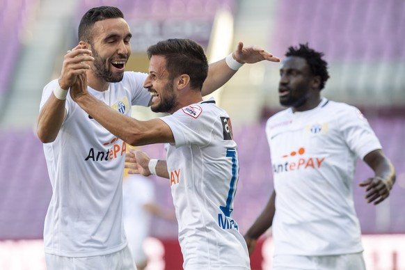 Les joueurs Zuerichois Mimoun Mahi, gauche, et Antonio Marchesano, droite, laissent eclater leur joie, lors de la rencontre de football de Super League entre le Servette FC et le FC Zurich, FCZ, ce di ...