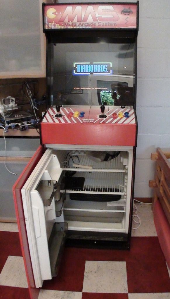 Spielautomat mit integriertem Mini-Kühlschrank.