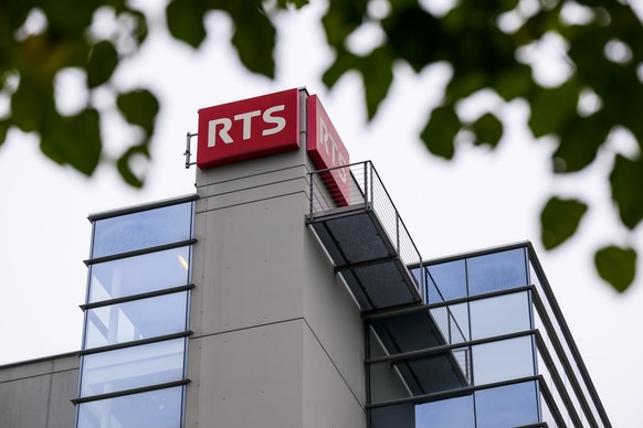Un logo sur le batiment de la RTS lors de la fete des 100 ans de la RTS, la Radio Television Suisse le samedi 1 octobre 2022 a Lausanne. (KEYSTONE/Jean-Christophe Bott)