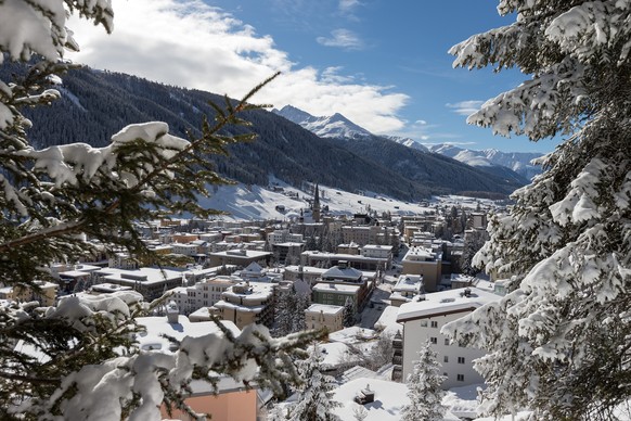 ZUM JAHRESTREFFEN DES WORLD ECONOMIC FORUM (WEF) IN DAVOS, VOM MITTWOCH, 20. JANUAR BIS SAMSTAG, 23. JANUAR 2016, STELLEN WIR IHNEN FOLGENDES BILDMATERIAL ZUR VERFUEGUNG - View of Davos, Switzerland,  ...