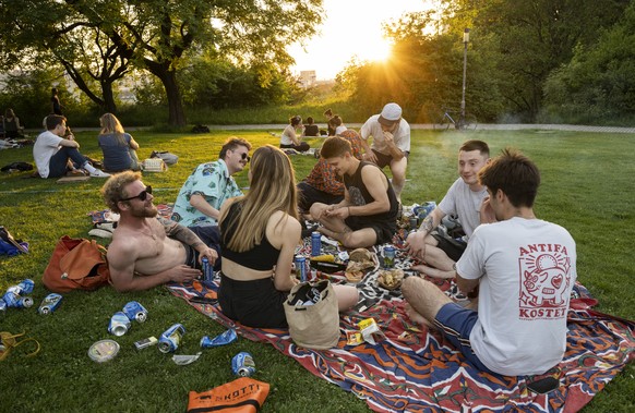 Junge Menschen geniessen den Abend mit Sonnenuntergang im Schindlergut Park in Zuerich, aufgenommen am Mittwoch, 11. Mai 2022. (KEYSTONE/Ennio Leanza)