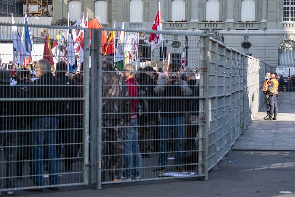 Zwei Poizisten kontrollieren den abgesperrten Bundesplatz bei einer Kundgebung gegen die Corona Massnahmen, am Samstag, 23. Oktober 2021, in Bern. (KEYSTONE/Peter Schneider)