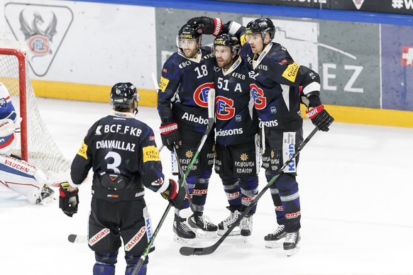 La joie de le defenseur fribourgeois Ryan Gunderson, gauche, l&#039;attaquant fribourgeois David Desharnais (buteur), centre, et l&#039;attaquant fribourgeois Daniel Brodin, droite, lors du match du c ...