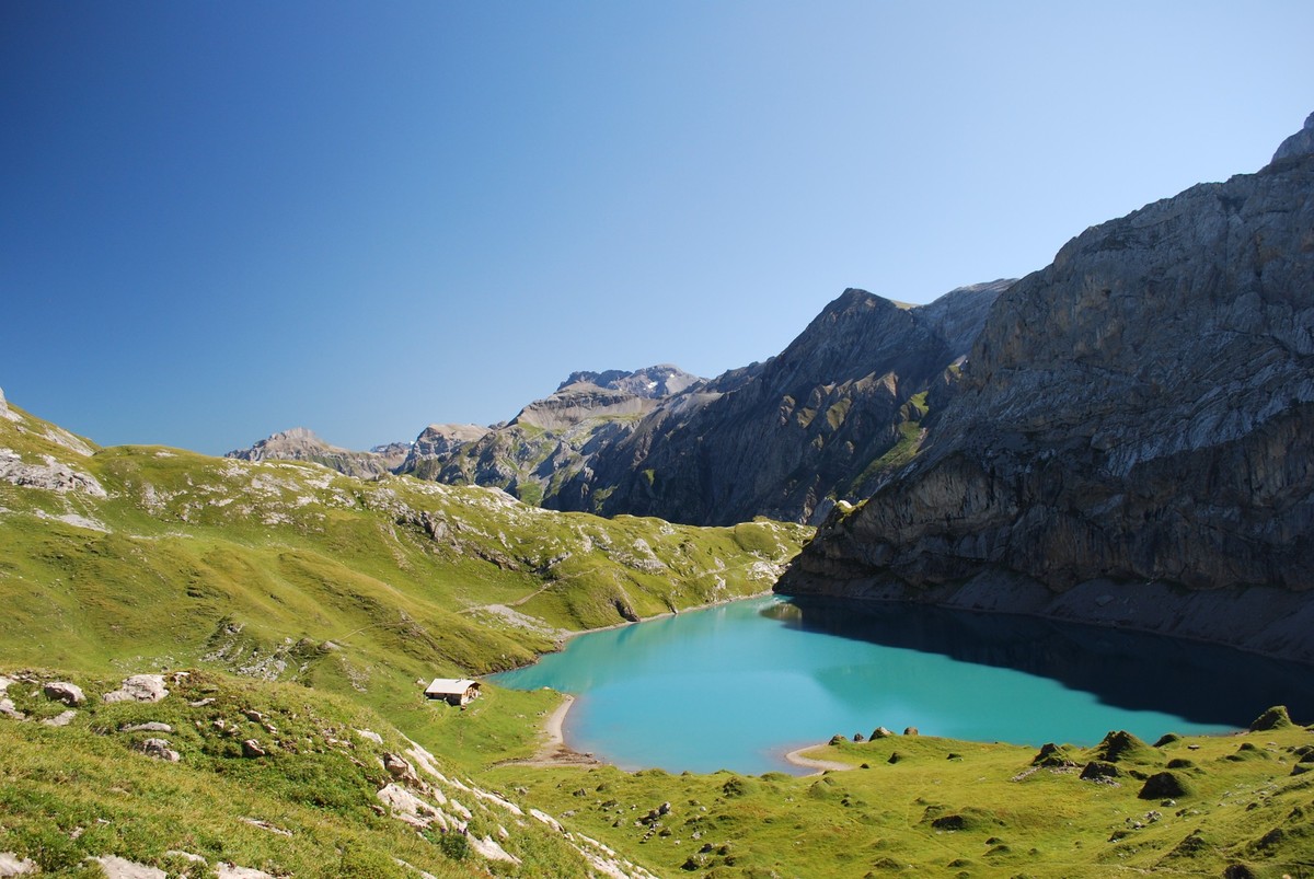 Saphirblauer Juwel auf 2'065 m ü. M. Der Bergsee im Naturschutzgebiet Gelten-Iffigen oberhalb der Iffigenalp lädt zum Verweilen, Fischen oder zu einer nassen Abkühlung ein.
