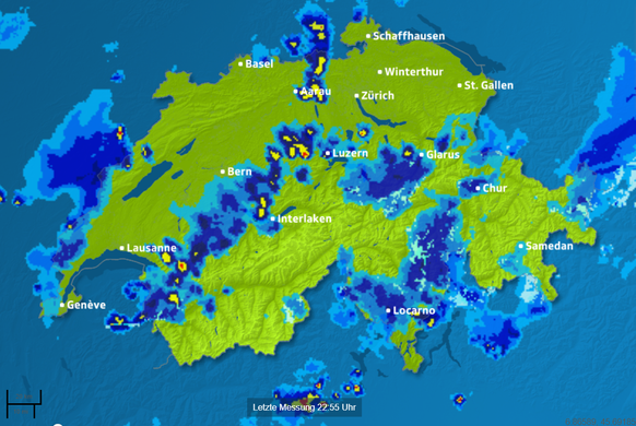 Das Gewitter bewegte sich von Westen nach Osten. Ein Blick auf den Regenradar von 22 Uhr zeigt das Unwetter über Aarau.