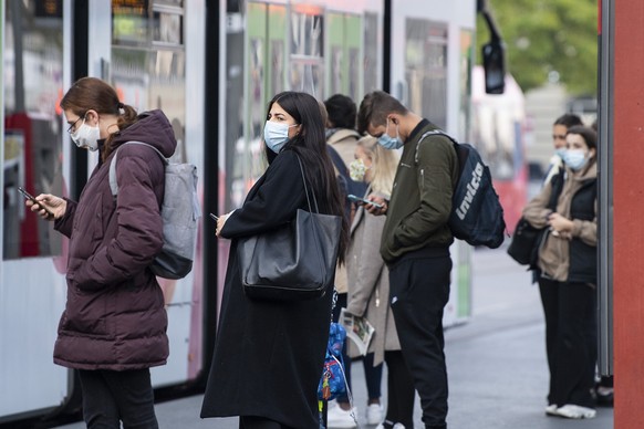 Personen tragen Masken zu den verschaerften Coronaschutzmassnahmen, am Montag, 19. Oktober 2020, beim Bahnhofplatz in Bern. Die Maskentragpflicht gilt nebst allen oeffentlich zugaenglichen Raeumen auc ...