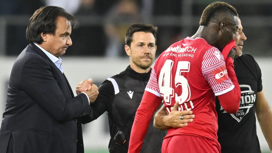 Sions Praesident Christian Constantin Mario Balotelli und Sions Trainer Paolo Tramezzani, von links, im Fussball Super League Spiel zwischen dem FC St. Gallen und dem FC Sion, am Samstag, 10. Septembe ...