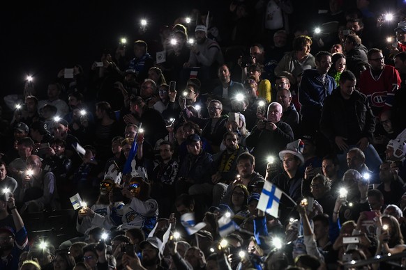 Supporters turn on the light on their handy before start the Ice Hockey World Championship group B preliminary round match between France and Finland in Paris, France on Sunday, May 7, 2017. (KEYSTONE ...