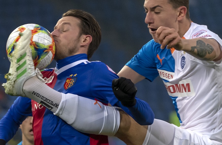 Basels Luca Zuffi, links, im Kampf um den Ball gegen den Grasshopper Cedric Zesiger, rechts, im Fussball Meisterschaftsspiel der Super League zwischen dem FC Basel 1893 und dem Grasshopper Club im Sta ...