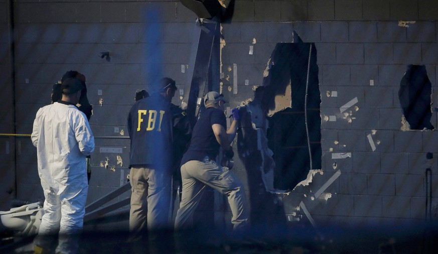 Löcher in der Aussenwand des Pulse-Nachtclubs. Die Polizei benutzte ein gepanzertes Fahrzeug als Rammbock.