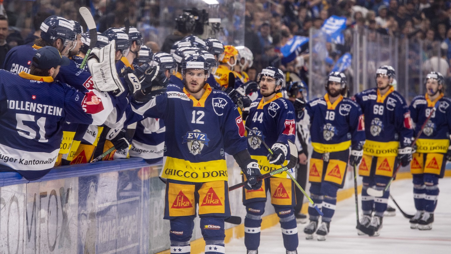 Die Zuger mit Yannick Zehnder, mitte, feiern das Tor zum 2:0 beim Eishockey Playoff-Halbfinalspiel, Spiel 3, der National League zwischen dem EV Zug und dem HC Davos am Dienstag, 12. April, in Zug. (P ...