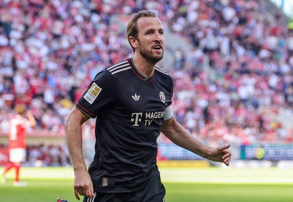 epa12913423 Harry Kane of Munich celebrates after scorng the 3-4 goal during the German Bundesliga soccer match between 1. FSV Mainz 05 and FC Bayern Munich in Mainz, Germany, 25 April 2026. EPA/RONAL ...
